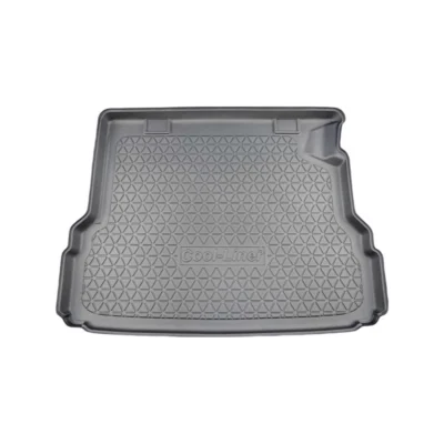 Harmaa, suorakaiteen muotoinen muovinen BMW 5-sarja G31 Touring Plug-in Hybrid (2017-2023) tavaratilan matto, jossa on korotetut reunat, timanttinen rakenne ja "Cool-Liner" kohokuvio keskellä.