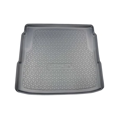 Harmaassa, suorakaiteen muotoisessa, korotetuilla reunoilla ja timanttikuvioisella pinnalla varustetussa BMW i5 G61E Touring (2024-) tavaratilan matossa on keskellä Cool-Liner-merkin nimi. Tavaratilan matto on esitetty valkoisella pohjalla.