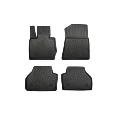 Neljä mustaa kumista BMW X3 F25 (2010-2017) kaukalomatot, joissa on kuvioidut kuviot etu- ja takajalkatiloihin, näkyvät valkoisella pohjalla.