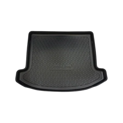 Musta Kia Carens IV (2013-2019) tavaratilan matto, mittatilaustyönä valmistettu kuminen takakonttipeite, jossa on korotetut reunat ja timanttikuvioinen rakenne. "Cool-Liner" on kohokuvioitu keskelle. Tausta on valkoinen.