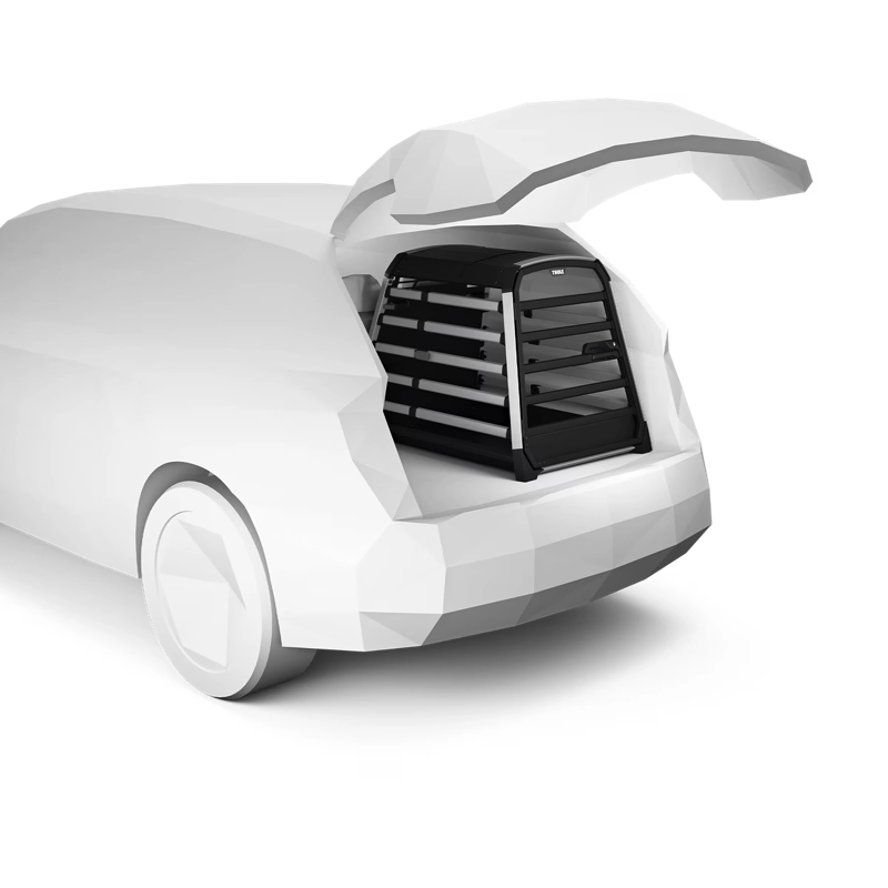 Koiranhäkki autoon musta Thule Allax XXL on kiinnitetty valkoisen, monikulmaisen auton avoimeen takakonttiin vasemmalle päin. Sekä auto että kori ovat minimalistisen geometrisen näköisiä, kun takaluukku on nostettu ylös.