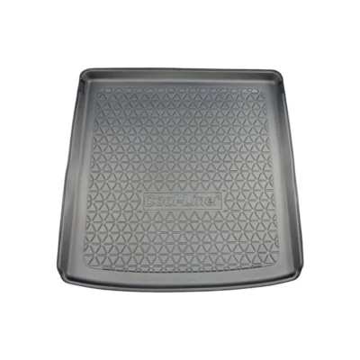 Musta, suorakaiteen muotoinen Skoda Kodiaqin (2024-) tavaratilan matto (ylempi taso), jossa on korotetut reunat ja kuvioitu kolmion muotoinen kuvio. "Cool-Liner" on kohokuvioitu keskelle. Matto näkyy valkoisella pohjalla.