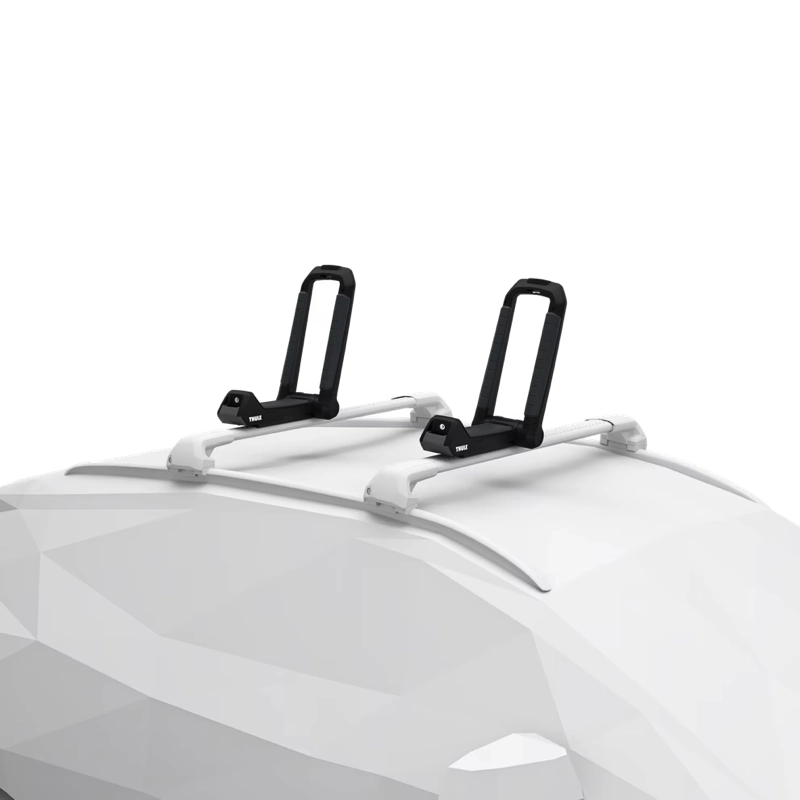 Valkoinen ajoneuvo, jossa on kaksi mustaa Kajakkiteline Thule Hull-a-Port Aero -kattokiinnikettä, jotka on kiinnitetty poikkitankoihin kajakkien tai polkupyörien kuljettamista varten. Minimalistisessa kuvassa on pelkkä valkoinen tausta.